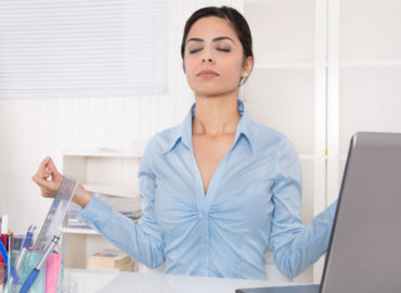 foto de mulher meditando em sua sala de trabalho