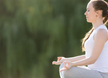 foto de uma mulher meditando