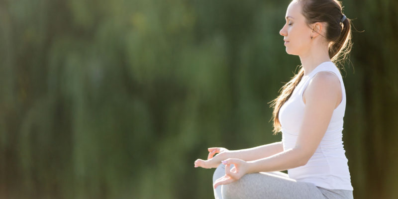 foto de uma mulher meditando