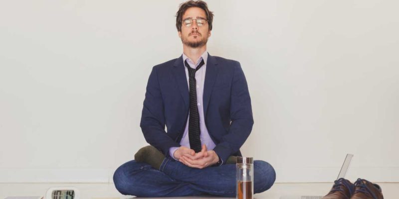 Foto de um homem de terno meditando