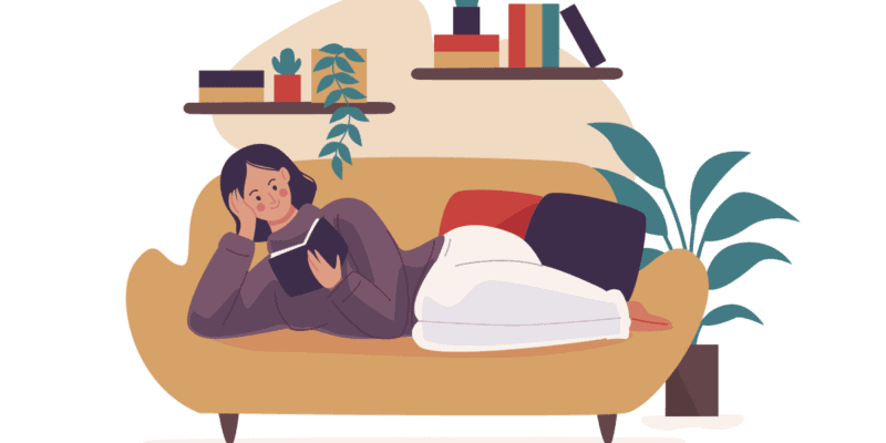 A ilustração apresenta uma mulher deitada no sofá, lendo um livro enquanto relaxa.